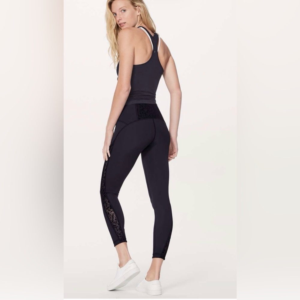 Lululemon Meant To Move 7/8 Tight (25")
Black / Flocked Floral Black Black Sz 8